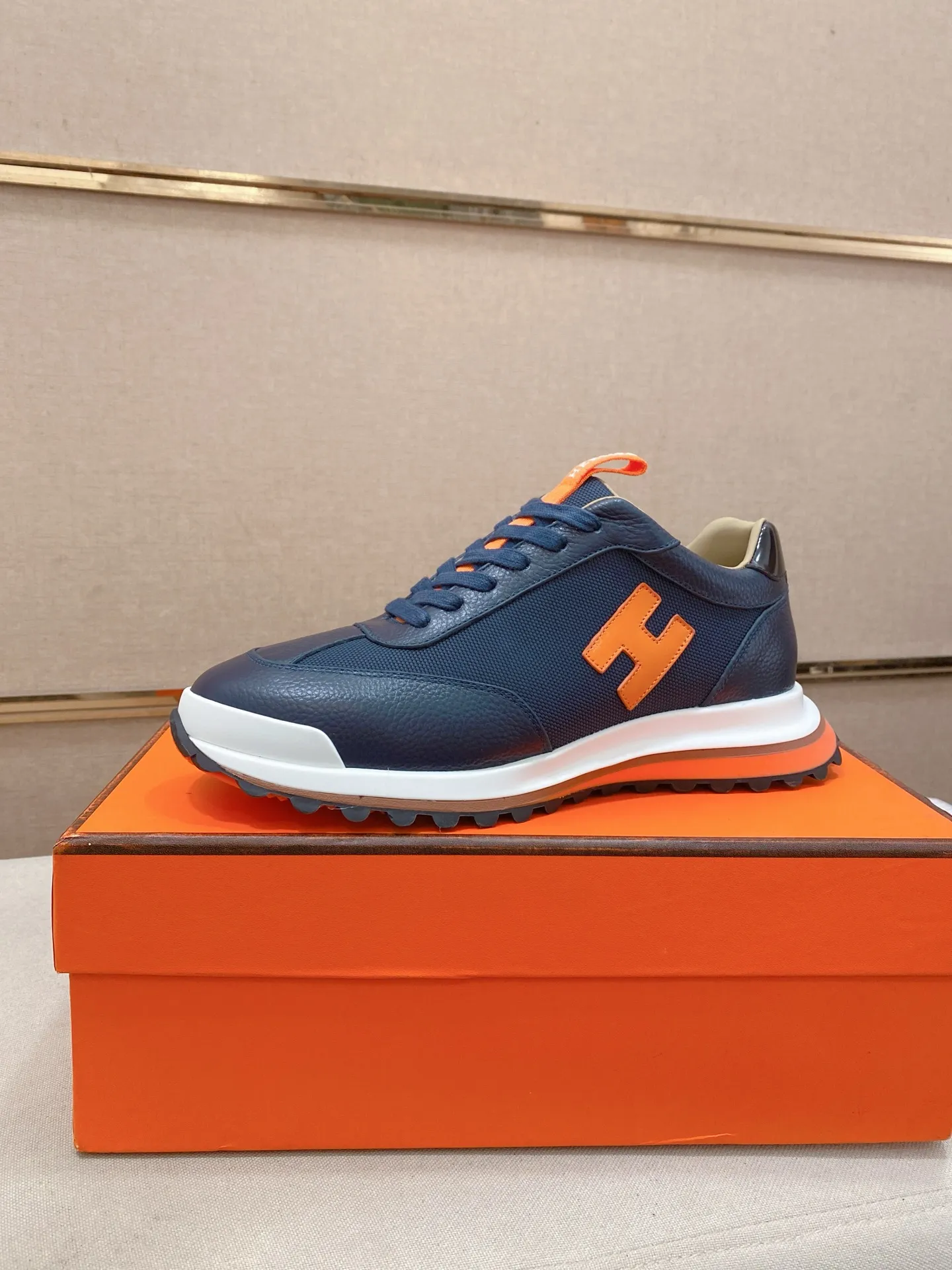 Men's shoes💰: 640💰HERMES/Hermes Leader sneakers! Tech twill, calfskin and suede goatskin sneakers featuring paneled multicolor twill, calfskin and suede. Lightweight geometric sole for a stylish urban look. Product details: White and orange rubber sole Black rubber sole with orange rubber insert Light natural leather insert White rubber toe cap Beige lambskin insole and lining Cotton strap, rubber lettering Sole height: 4cm Size: 38-39-40-41-42-43-44 (45.46 custom-made)